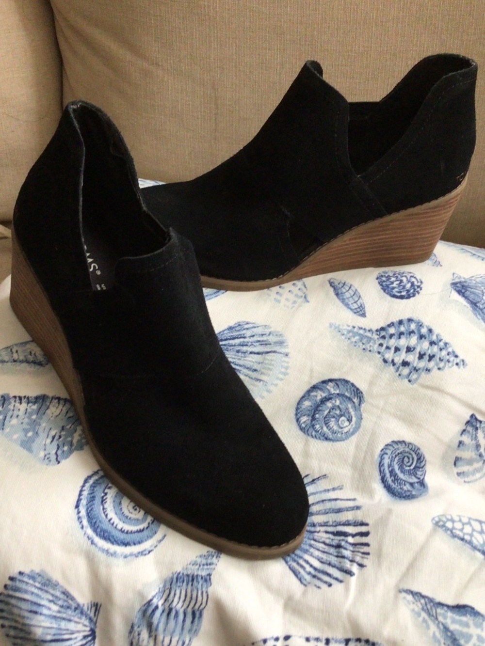 Tom’s wedge shoe